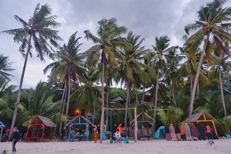 Libur Panjang, Wisatawan Berdatangan ke Pantai Bara Bulukumba - Bagian 5
