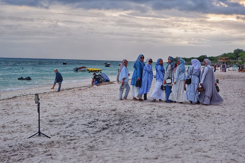 Libur Panjang, Wisatawan Berdatangan ke Pantai Bara Bulukumba - Bagian 3