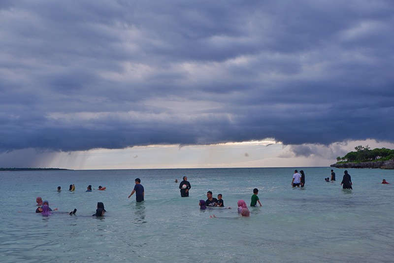 Libur Panjang, Wisatawan Berdatangan ke Pantai Bara Bulukumba - Bagian 1