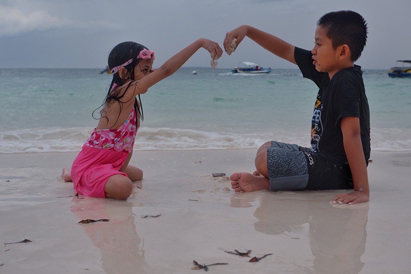 Libur Panjang, Wisatawan Berdatangan ke Pantai Bara Bulukumba - Bagian 4