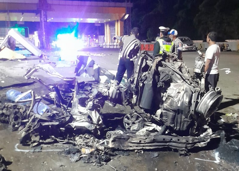 Foto-Foto Kecelakaan Maut di Gerbang Tol Ciawi, Kendaraan Hancur Berkeping-keping - Bagian 1