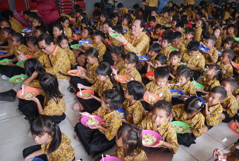 Keceriaan Siswa Sekolah di Semarang Makan Lontong Opor Cap Go Meh - Bagian 1