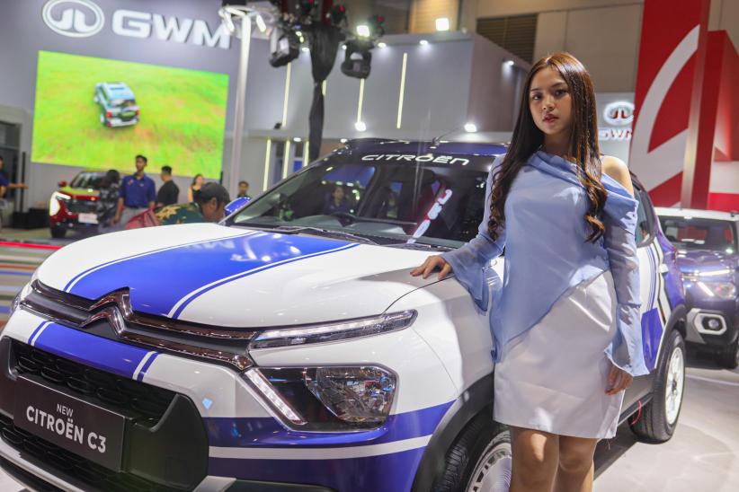 Potret Usher Cantik Jadi Magnet Pengunjung IIMS 2025 - Bagian 4