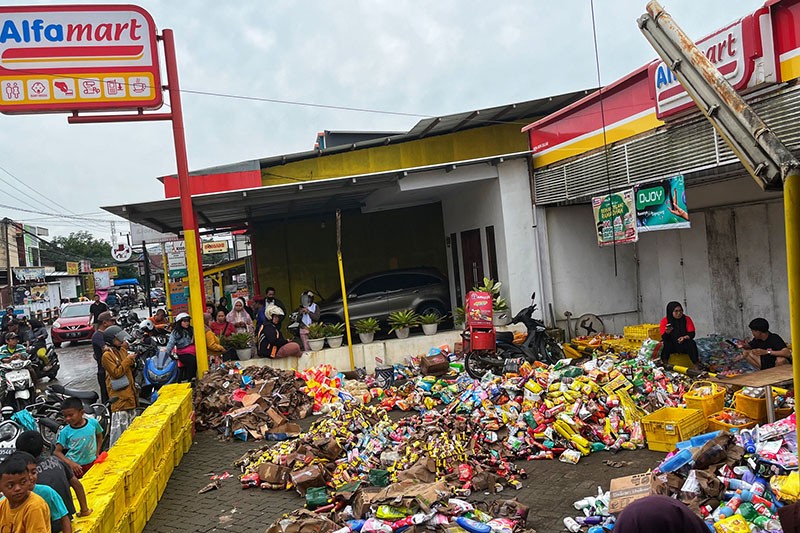 Ratusan Produk Minimarket Terendam Banjir di Makassar, Alfamart Rugi Besar  - Bagian 2