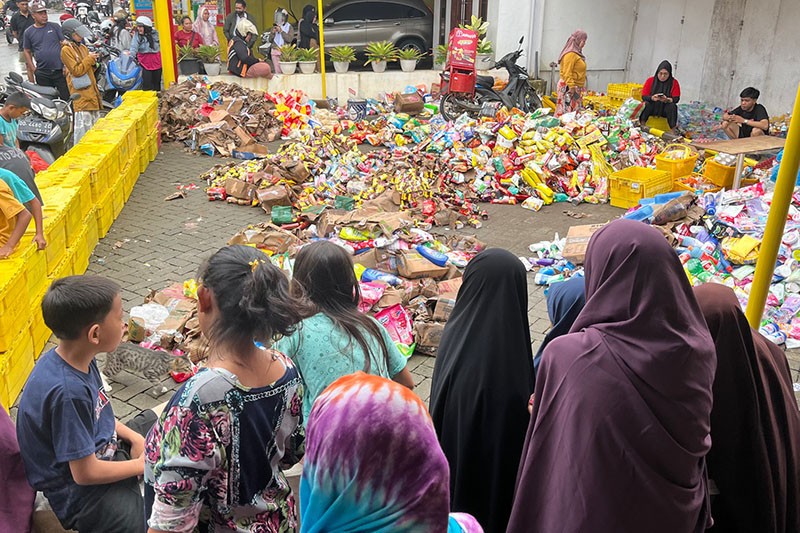 Ratusan Produk Minimarket Terendam Banjir di Makassar, Alfamart Rugi Besar  - Bagian 4