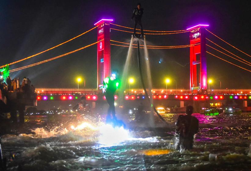 Keren, Atraksi Flyboard di Sungai Musi Disambut Antusias Ribuan Warga Palembang - Bagian 4
