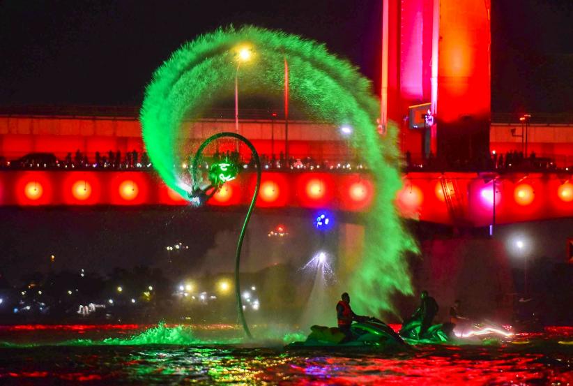 Keren, Atraksi Flyboard di Sungai Musi Disambut Antusias Ribuan Warga Palembang - Bagian 2