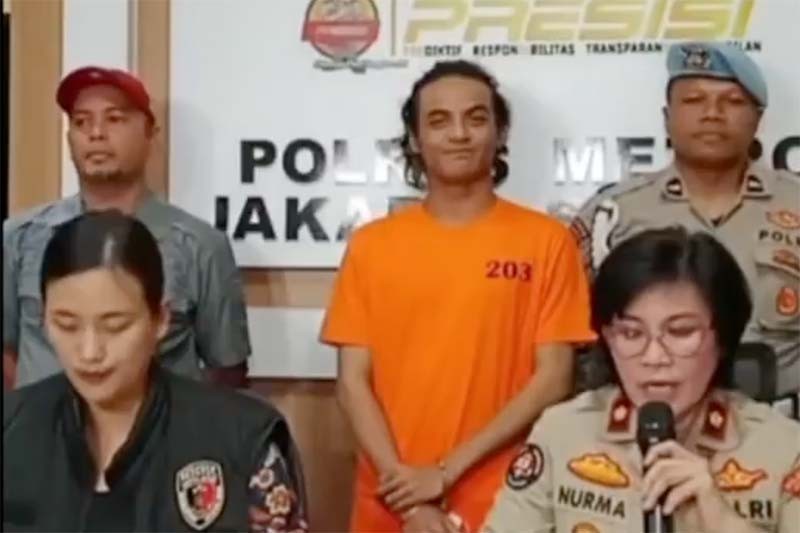 Tampang Vadel Badjideh Cengengesan saat Diborgol dan Pakai Rompi Tahanan - Bagian 1