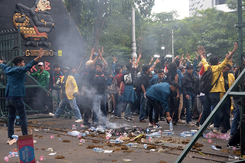 Kantor DPRD Jawa Tengah Dihujani Kotoran Sapi - Bagian 1