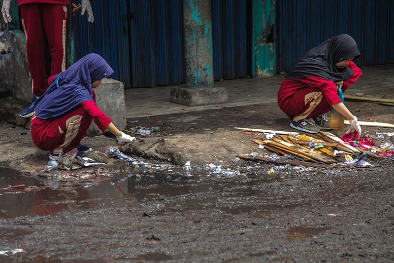 Potret Pelajar Sumsel Bersihkan Sampah Pasar - Bagian 3