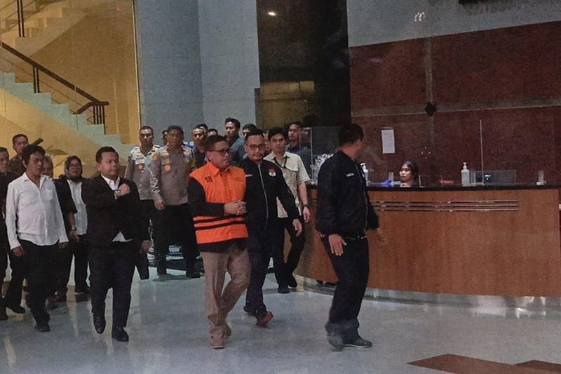 Ekspresi Hasto Kristiyanto Diborgol dan Pakai Rompi Tahanan KPK - Bagian 3