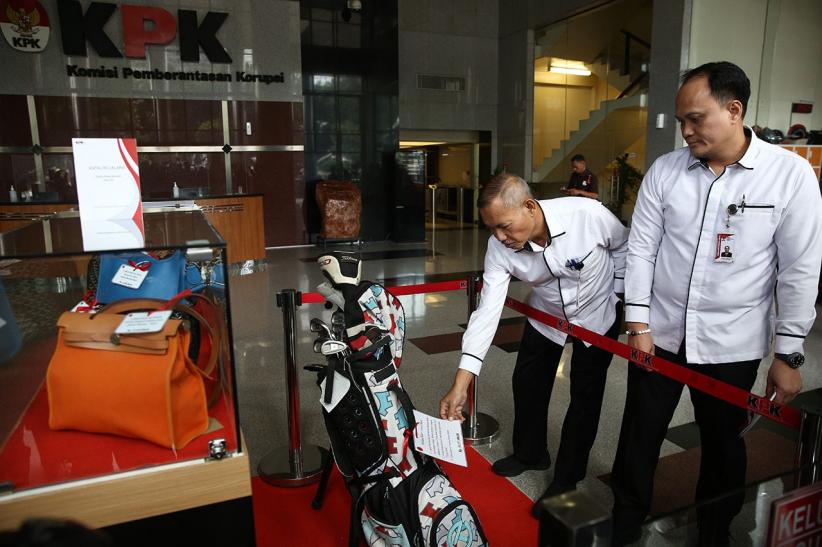 KPK Pamer Barang Rampasan untuk Dilelang, Ada Tas Mewah hingga Stik Golf - Bagian 2