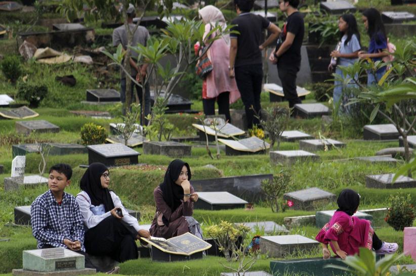 Peziarah Berdatangan ke TPU Karet Bivak - Bagian 1