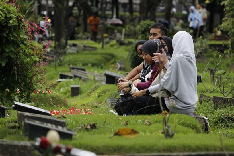 Peziarah Berdatangan ke TPU Karet Bivak - Bagian 2