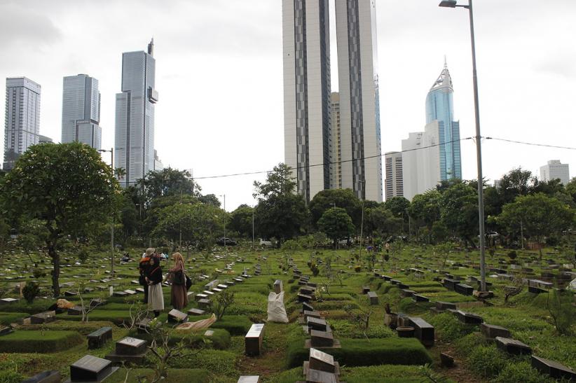Peziarah Berdatangan ke TPU Karet Bivak - Bagian 3