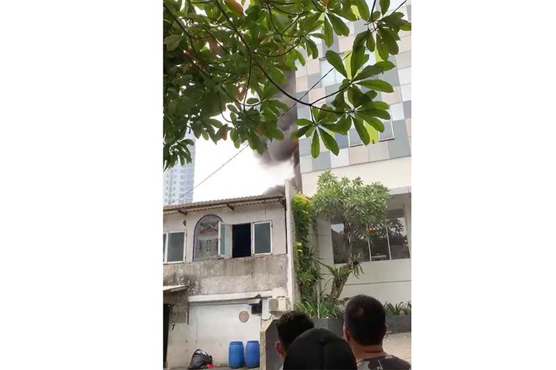 Penampakan Kebakaran Hotel di Glodok Jakbar, Asap Hitam Membubung Tinggi - Bagian 3