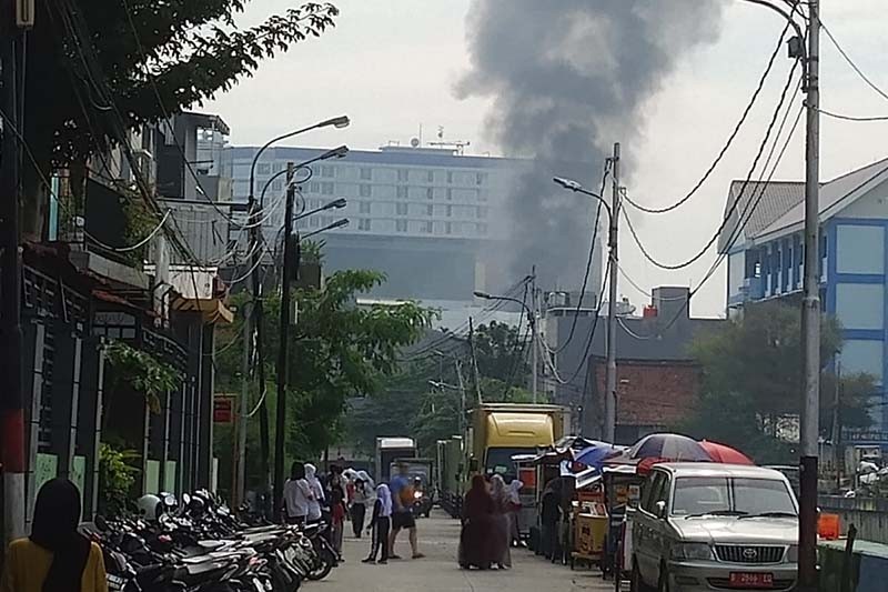 Penampakan Kebakaran Hotel di Glodok Jakbar, Asap Hitam Membubung Tinggi - Bagian 2