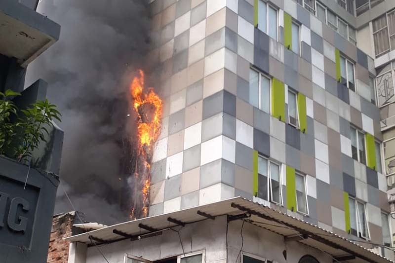Penampakan Kebakaran Hotel di Glodok Jakbar, Asap Hitam Membubung Tinggi - Bagian 1