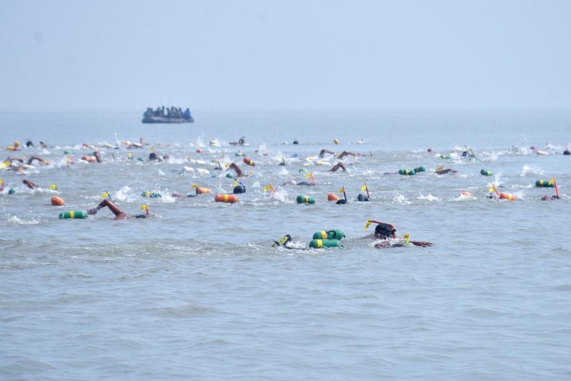 Prajurit Korps Marinir Lomba Renang 10 Km Melintasi Derasnya Arus Selat Madura - Bagian 2