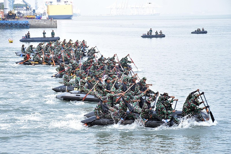 Prajurit Korps Marinir Lomba Renang 10 Km Melintasi Derasnya Arus Selat Madura - Bagian 4