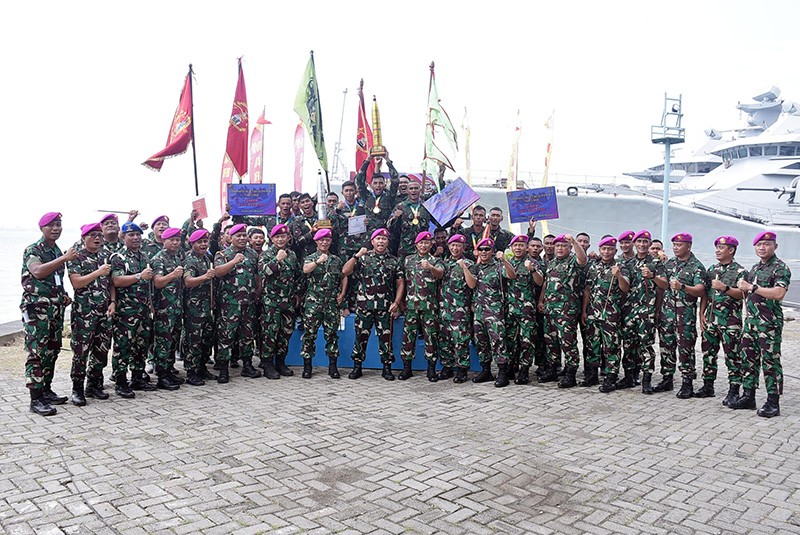Prajurit Korps Marinir Lomba Renang 10 Km Melintasi Derasnya Arus Selat Madura - Bagian 8