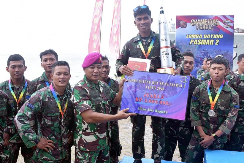 Prajurit Korps Marinir Lomba Renang 10 Km Melintasi Derasnya Arus Selat Madura - Bagian 6
