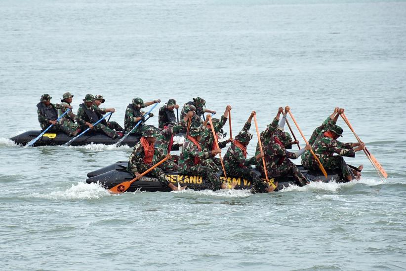 Prajurit Korps Marinir Lomba Renang 10 Km Melintasi Derasnya Arus Selat Madura - Bagian 5
