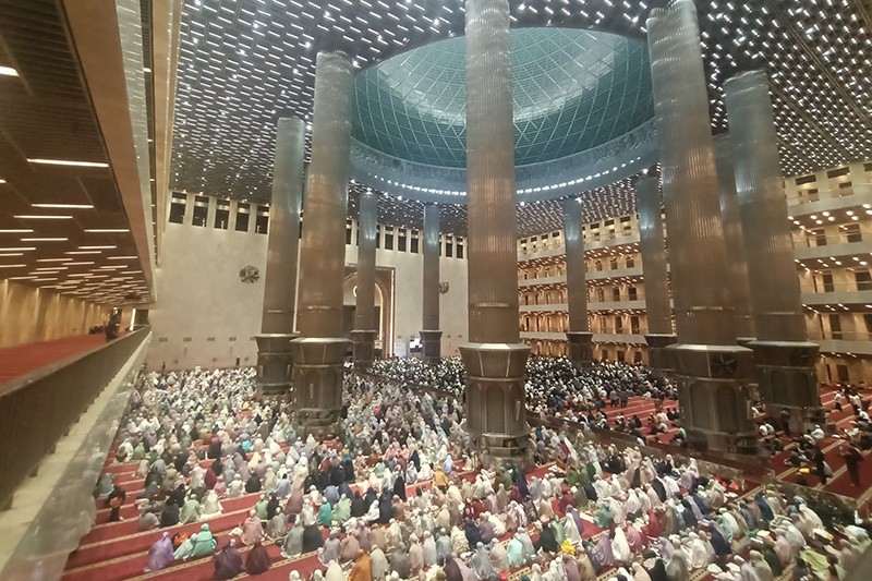 Suasana Sholat Tarawih Pertama Bulan Ramadhan 1446 H di Masjid Istiqlal - Bagian 3
