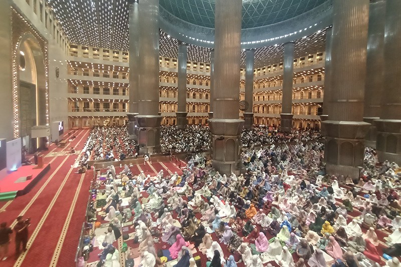 Suasana Sholat Tarawih Pertama Bulan Ramadhan 1446 H di Masjid Istiqlal - Bagian 2