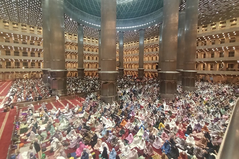 Suasana Sholat Tarawih Pertama Bulan Ramadhan 1446 H di Masjid Istiqlal - Bagian 1