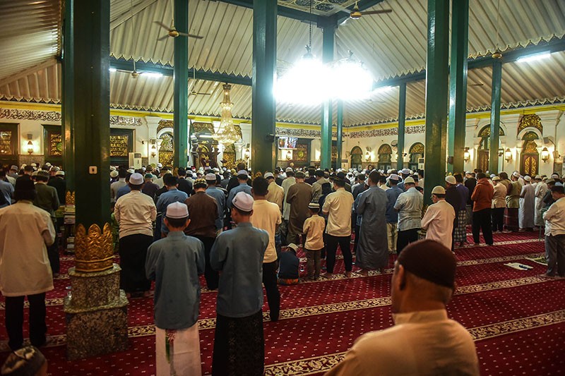 Umat Muslim Kota Palembang Khusyuk Sholat Tarawih Perdana Ramadhan 1446 H - Bagian 5