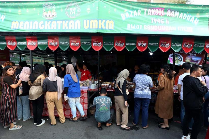 Berburu Takjil, Warga Membeludak di Pasar Ramadhan Benhil - Bagian 1