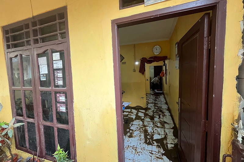 Warga Pasar Rebo Berjibaku Bersihkan Lumpur Sisa Banjir - Bagian 2