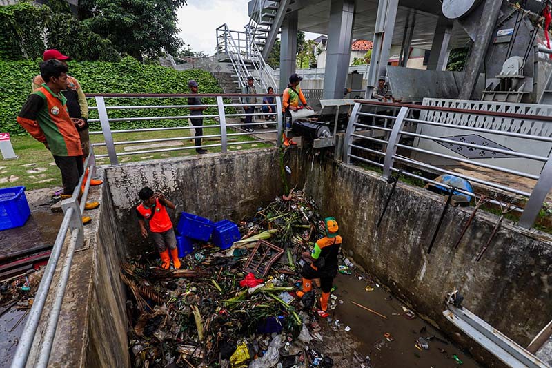 Jakarta Banjir, Wagub Rano Karno Cek Sodetan Kali Ciliwung - Bagian 5