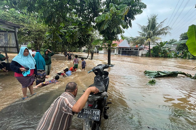 Akses Putus akibat Banjir Luapan Kali Pesanggrahan - Bagian 5