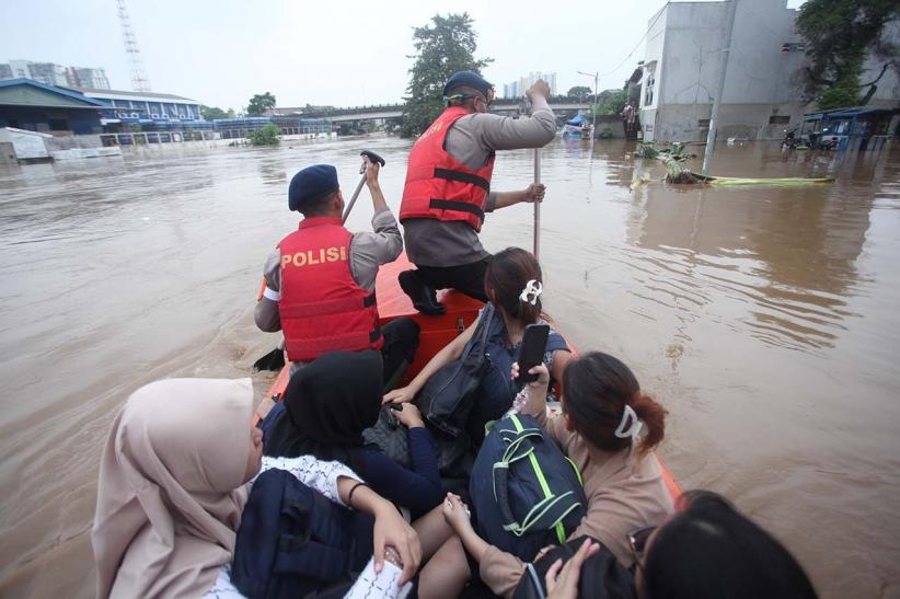 Momen Petugas Gabungan Evakuasi Warga Tejebak Banjir di Pancoran Jakarta - Bagian 1
