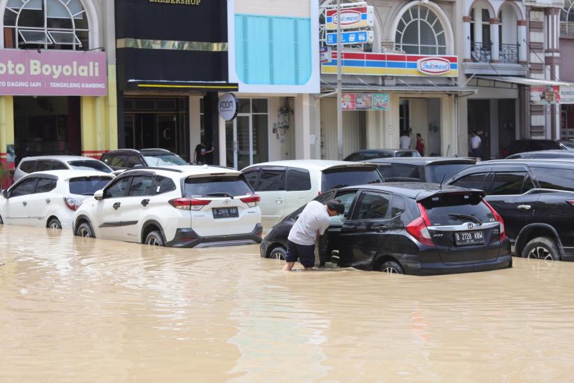 Foto-Foto Puluhan Mobil Terendam Banjir saat Parkir - Bagian 4