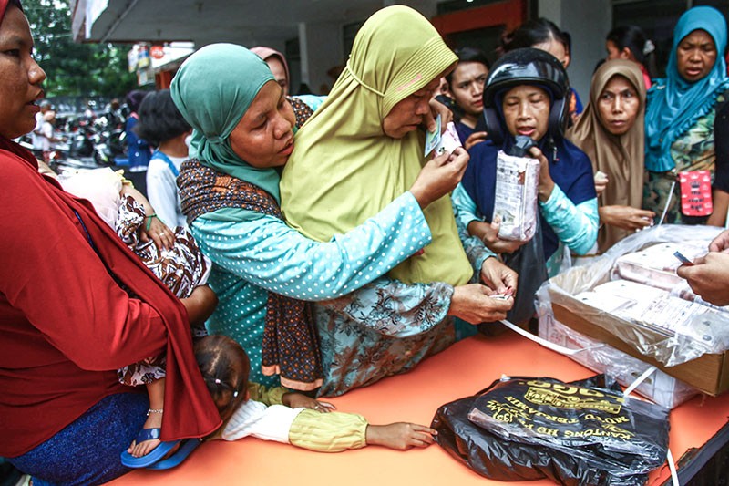 Warga Palembang Berdatangan ke Operasi Pasar Pangan Murah - Bagian 1