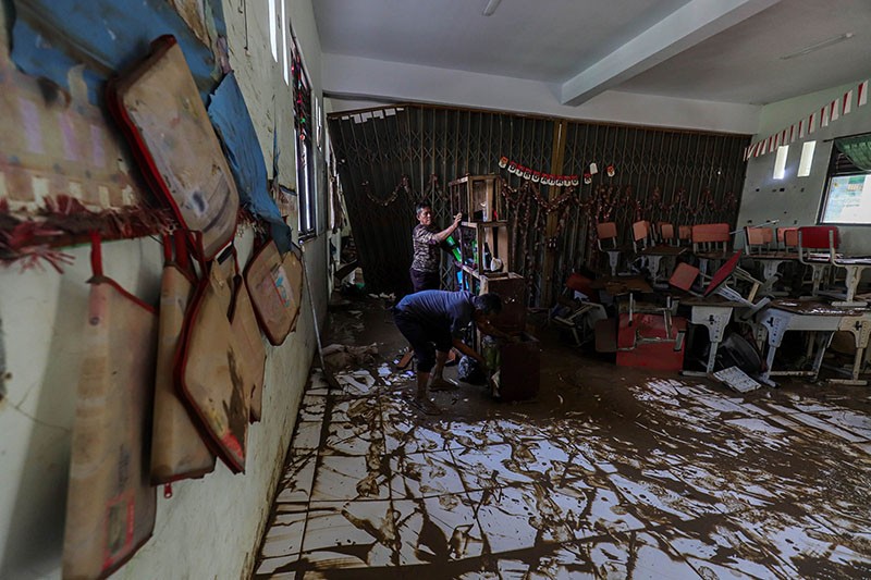 Perlengkapan SDN Jatirasa V Bekasi Berhamburan Diterjang Banjir - Bagian 4