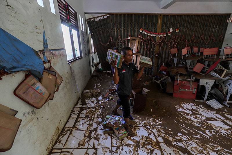 Perlengkapan SDN Jatirasa V Bekasi Berhamburan Diterjang Banjir - Bagian 2