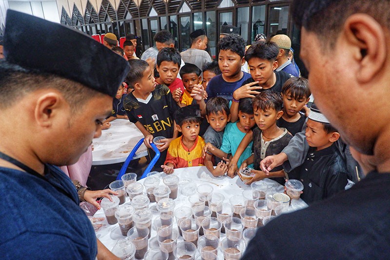 Antre Takjil Gratis di Masjid Al Markaz Al Islami Makassar - Bagian 2