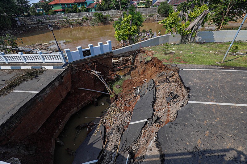 Penampakan Jembatan Perumahan Kemang Pratama Ambles Diterjang Banjir Bekasi - Bagian 3