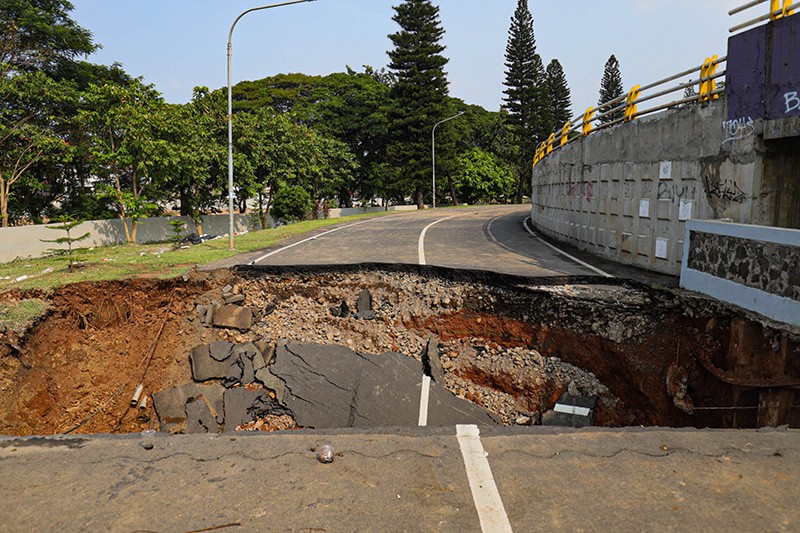 Penampakan Jembatan Perumahan Kemang Pratama Ambles Diterjang Banjir Bekasi - Bagian 5