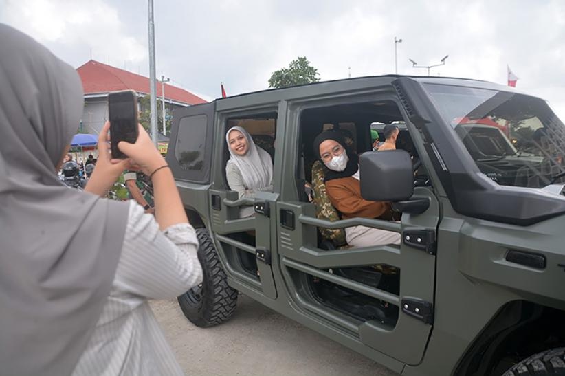 Antusiasme Warga Semarang Ngabuburit Naik Maung MV3 Pindad - Bagian 1