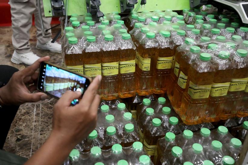 Barang Bukti MinyaKita Oplosan Disita Polisi - Bagian 1