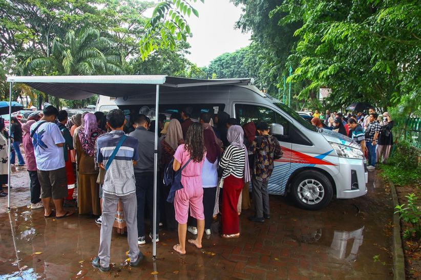 Antusiasme Ratusan Warga Tukar Uang Baru Meski Diguyur Hujan - Bagian 1