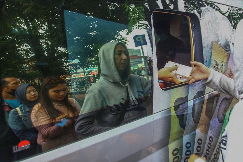 Antusiasme Ratusan Warga Tukar Uang Baru Meski Diguyur Hujan - Bagian 4