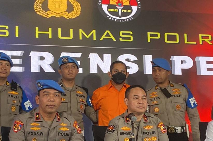 Tampang Eks Kapolres Ngada Tersangka Kasus Pelecehan Anak Pakai Baju Tahanan - Bagian 1
