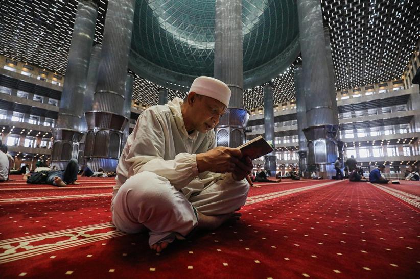 Menunggu Waktu Berbuka Puasa Sambil Iktikaf di Masjid Istiqlal  - Bagian 1