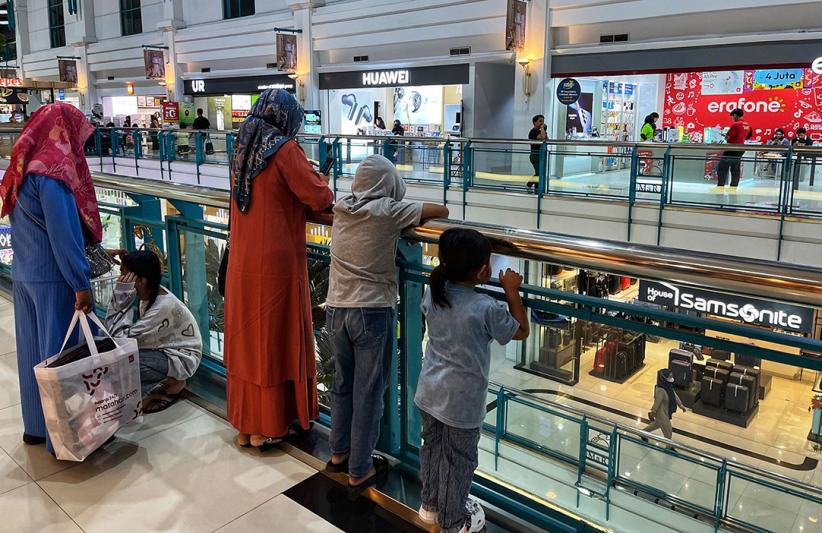 Pusat Perbelanjaan Mulai Ramai Pengunjung Berburu Baju Lebaran - Bagian 1